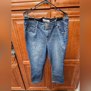 Torrid Med-Wash Cropped/Capri Jeggings #481